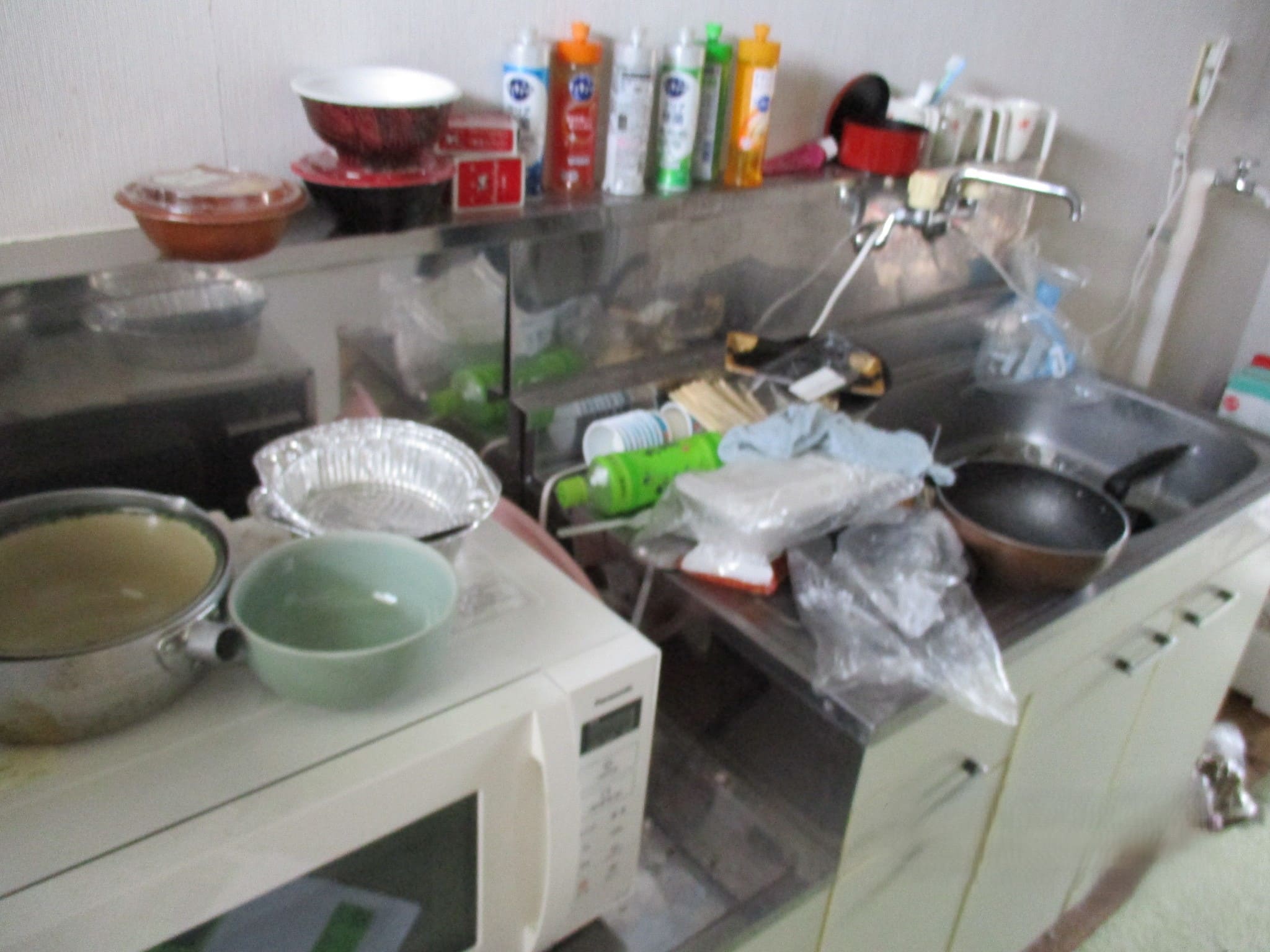 岡谷市、不用品がちらかった部屋の様子