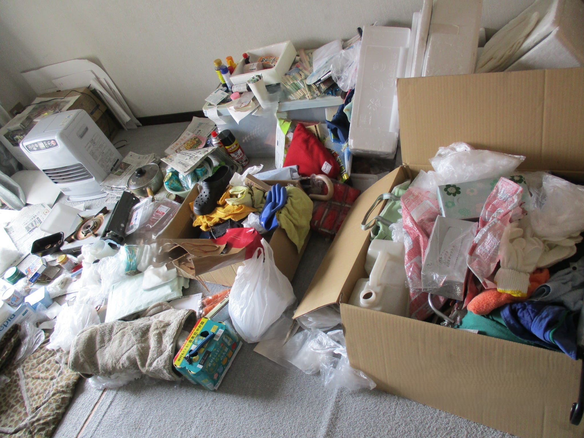 岡谷市,不用品が積まれたお部屋