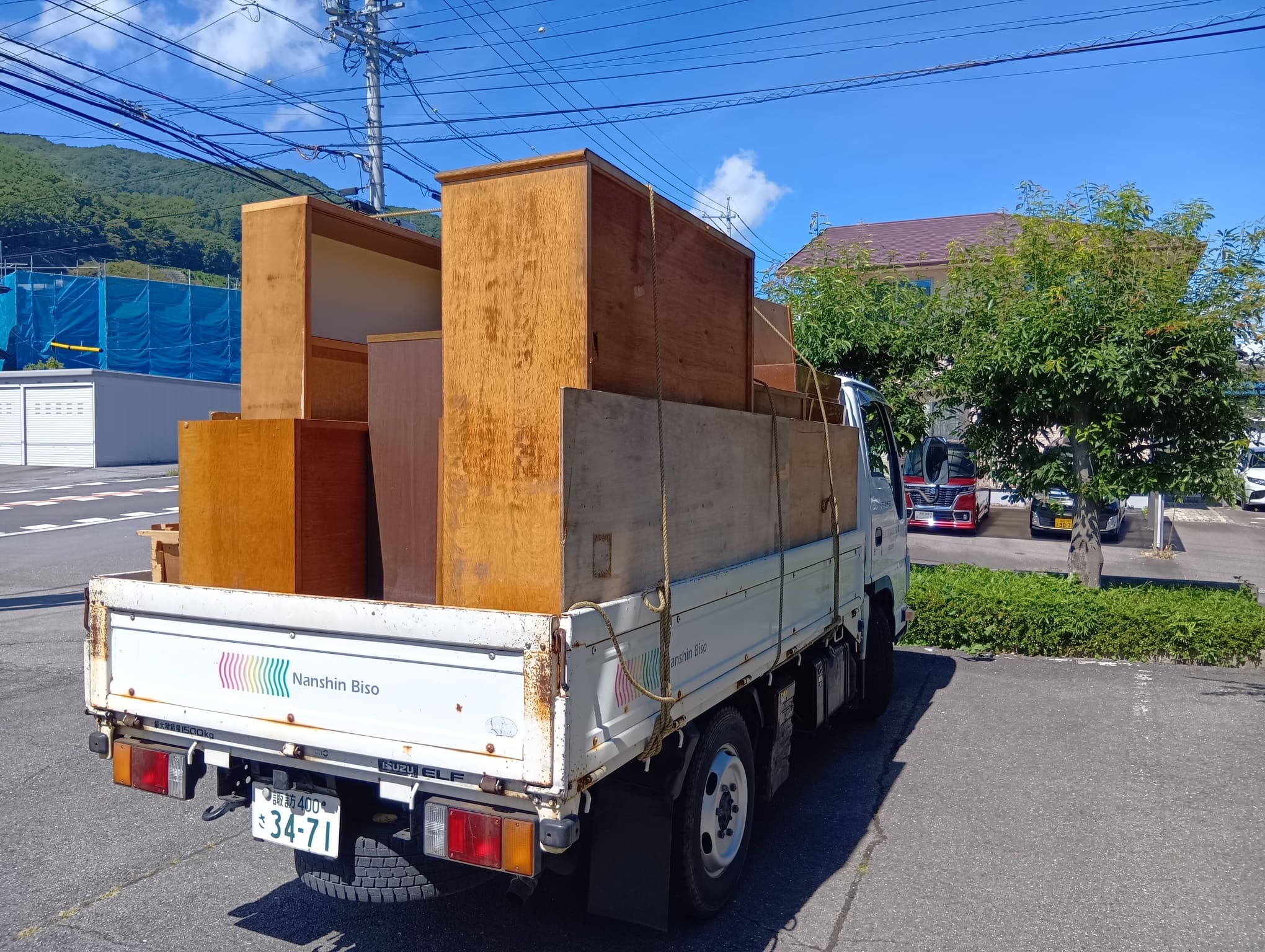 茅野市、トラックで2階からタンスを運び出す南信美装スタッフ