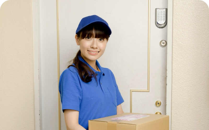 女性スタッフが対応している様子