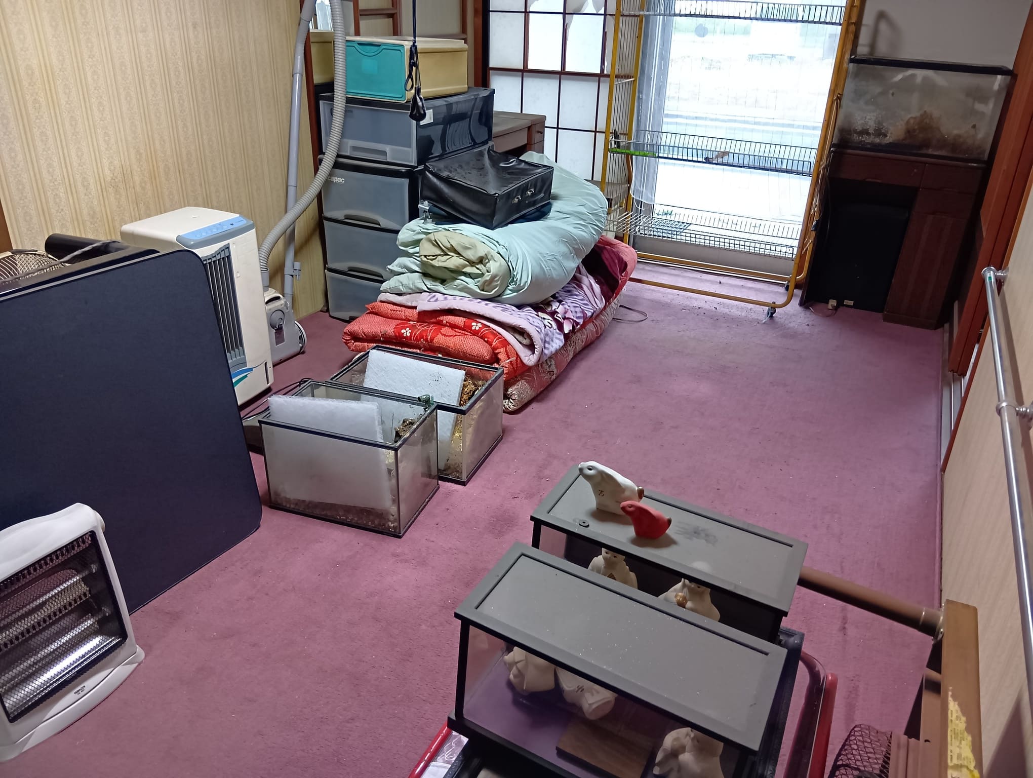 辰野町、片付け前の家具や荷物が残る部屋の様子